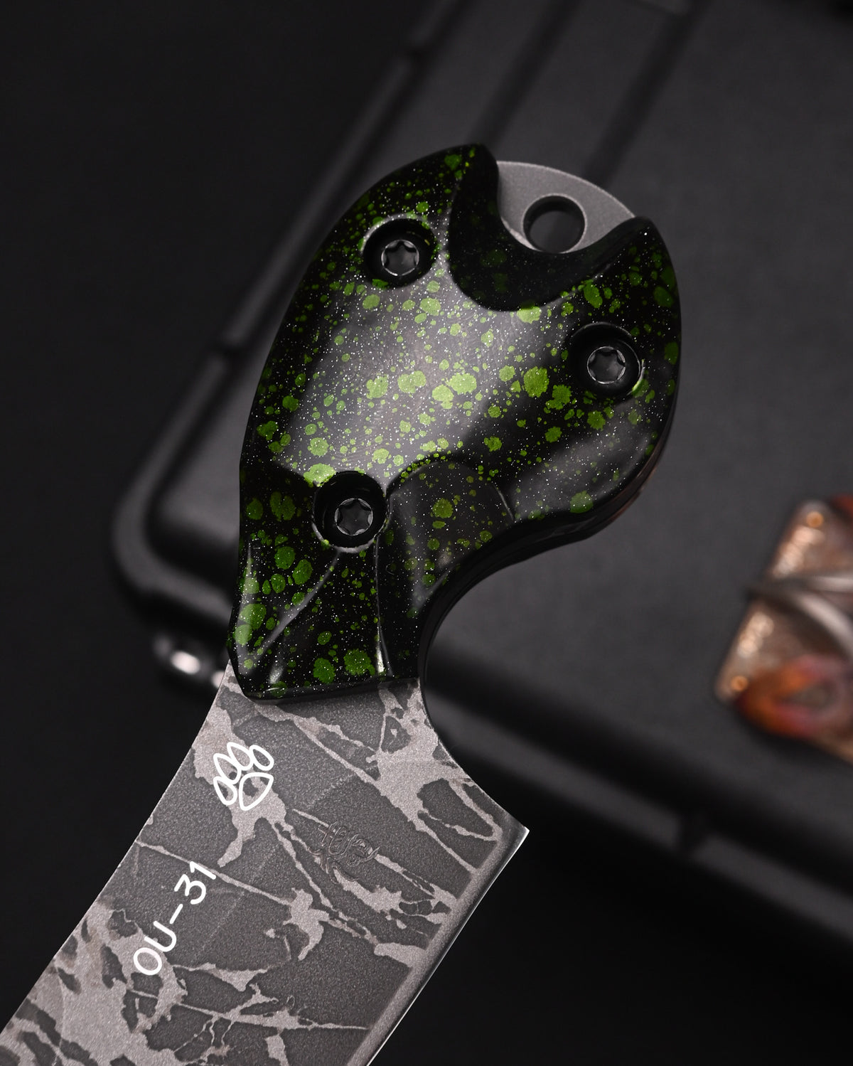 Rare KIKUKNIVES Masayuki Matsuda × Noriaki Hatono “Fusen-Uo” Abstract Art Knife – OU-31 / Black-Green Aluminum