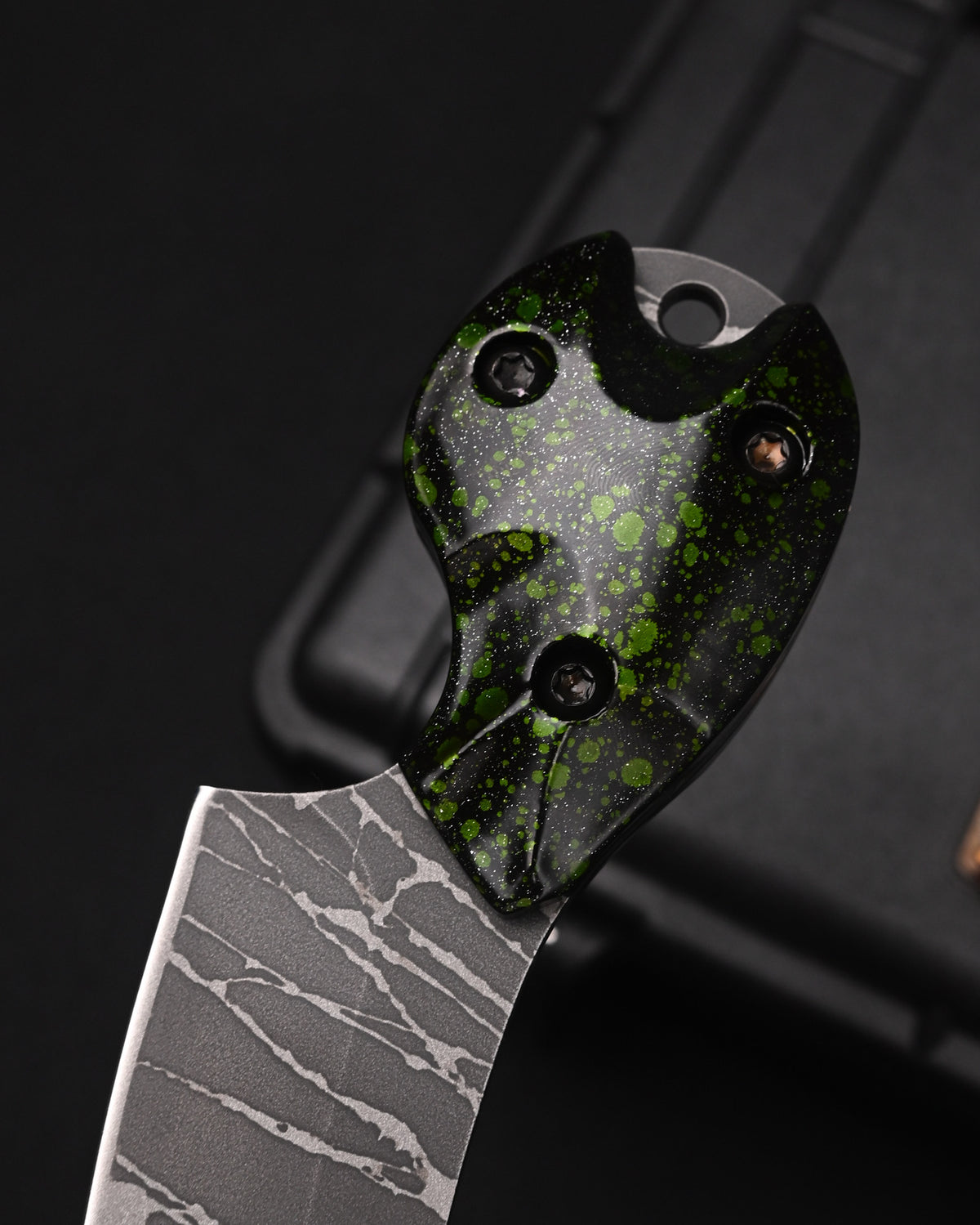 Rare KIKUKNIVES Masayuki Matsuda × Noriaki Hatono “Fusen-Uo” Abstract Art Knife – OU-31 / Black-Green Aluminum