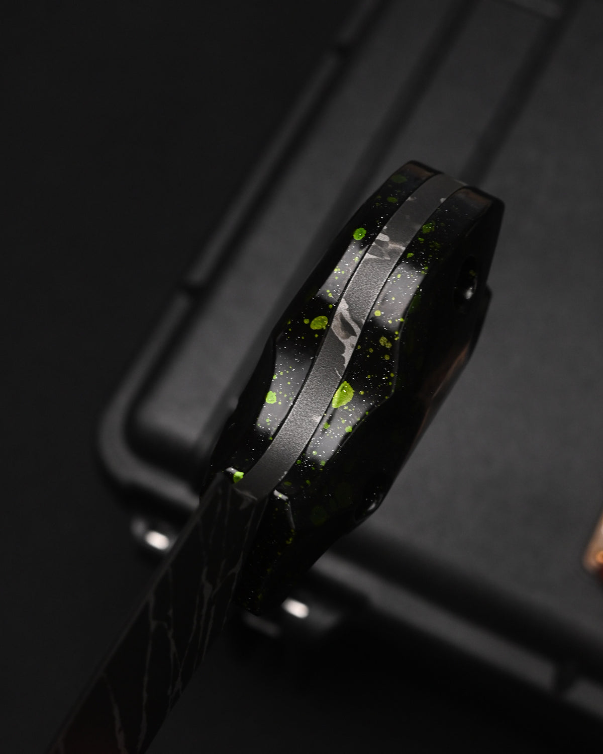 Rare KIKUKNIVES Masayuki Matsuda × Noriaki Hatono “Fusen-Uo” Abstract Art Knife – OU-31 / Black-Green Aluminum