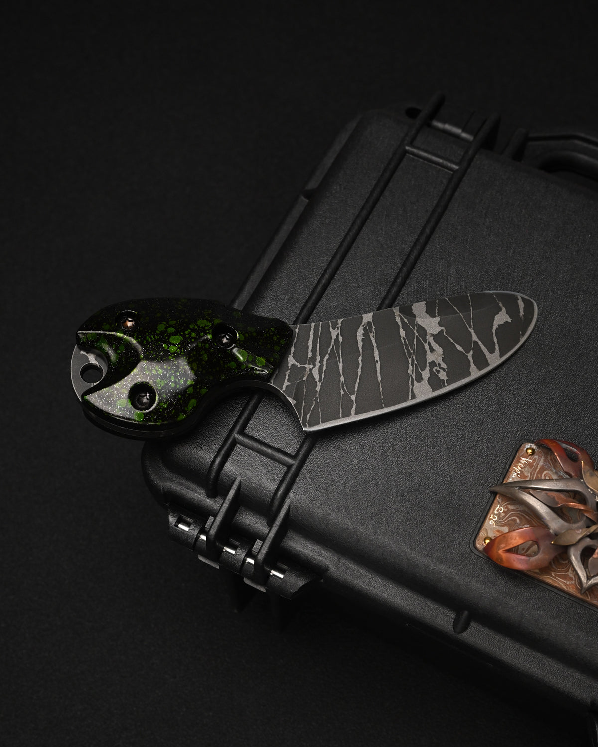 Rare KIKUKNIVES Masayuki Matsuda × Noriaki Hatono “Fusen-Uo” Abstract Art Knife – OU-31 / Black-Green Aluminum