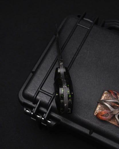 Rare KIKUKNIVES Masayuki Matsuda × Noriaki Hatono “Fusen-Uo” Abstract Art Knife – OU-31 / Black-Green Aluminum