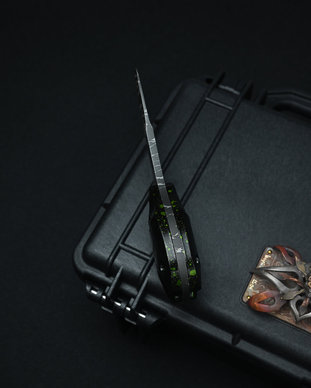 Rare KIKUKNIVES Masayuki Matsuda × Noriaki Hatono “Fusen-Uo” Abstract Art Knife – OU-31 / Black-Green Aluminum