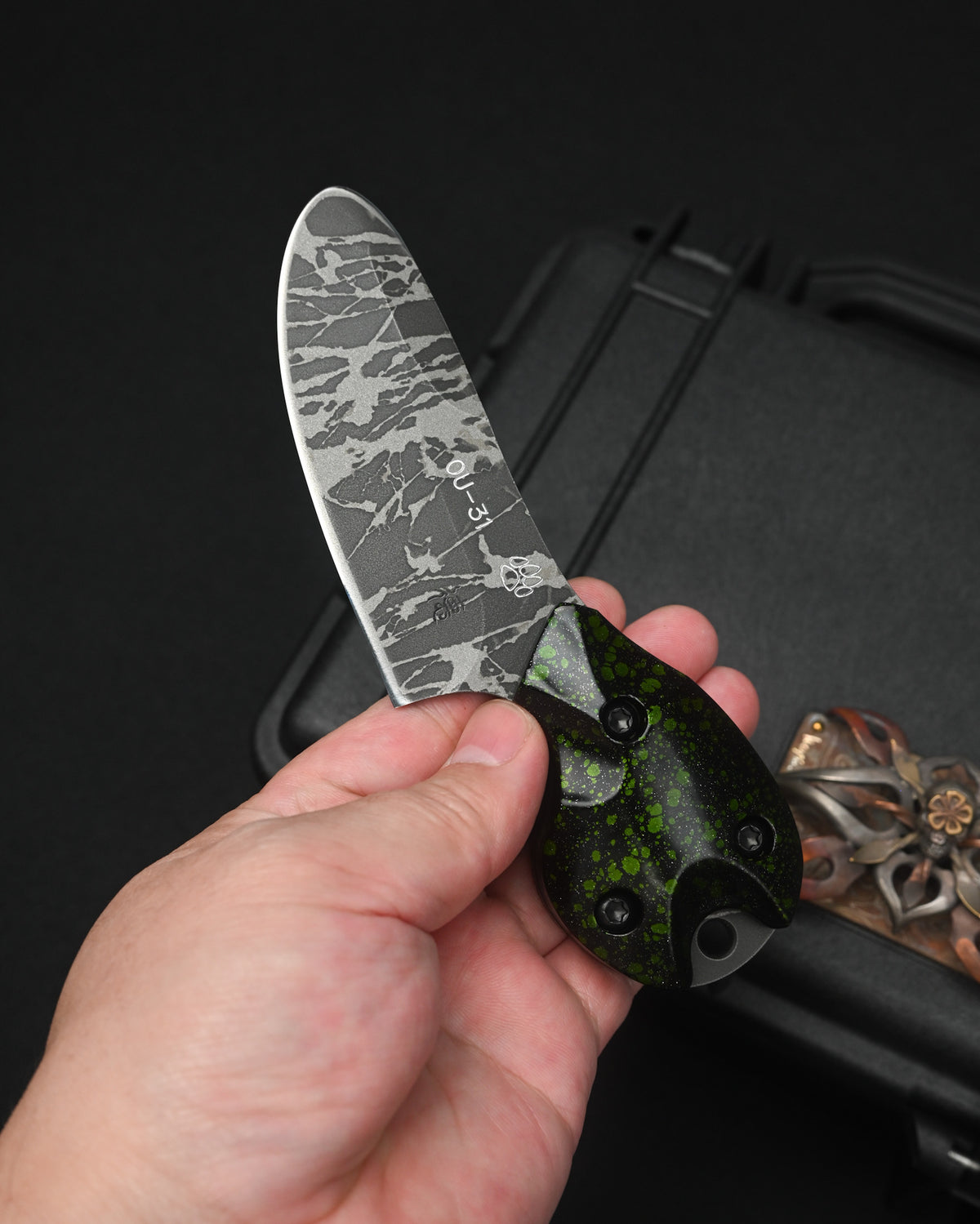 Rare KIKUKNIVES Masayuki Matsuda × Noriaki Hatono “Fusen-Uo” Abstract Art Knife – OU-31 / Black-Green Aluminum