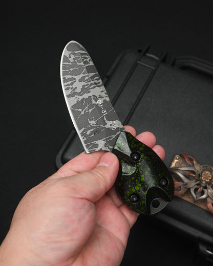 Rare KIKUKNIVES Masayuki Matsuda × Noriaki Hatono “Fusen-Uo” Abstract Art Knife – OU-31 / Black-Green Aluminum