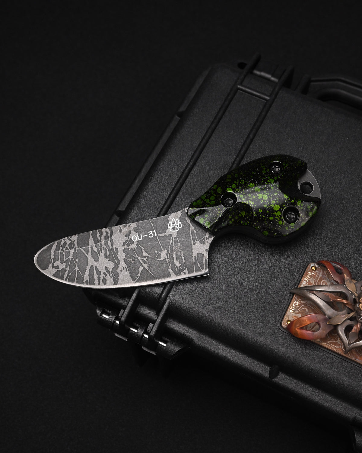 Rare KIKUKNIVES Masayuki Matsuda × Noriaki Hatono “Fusen-Uo” Abstract Art Knife – OU-31 / Black-Green Aluminum