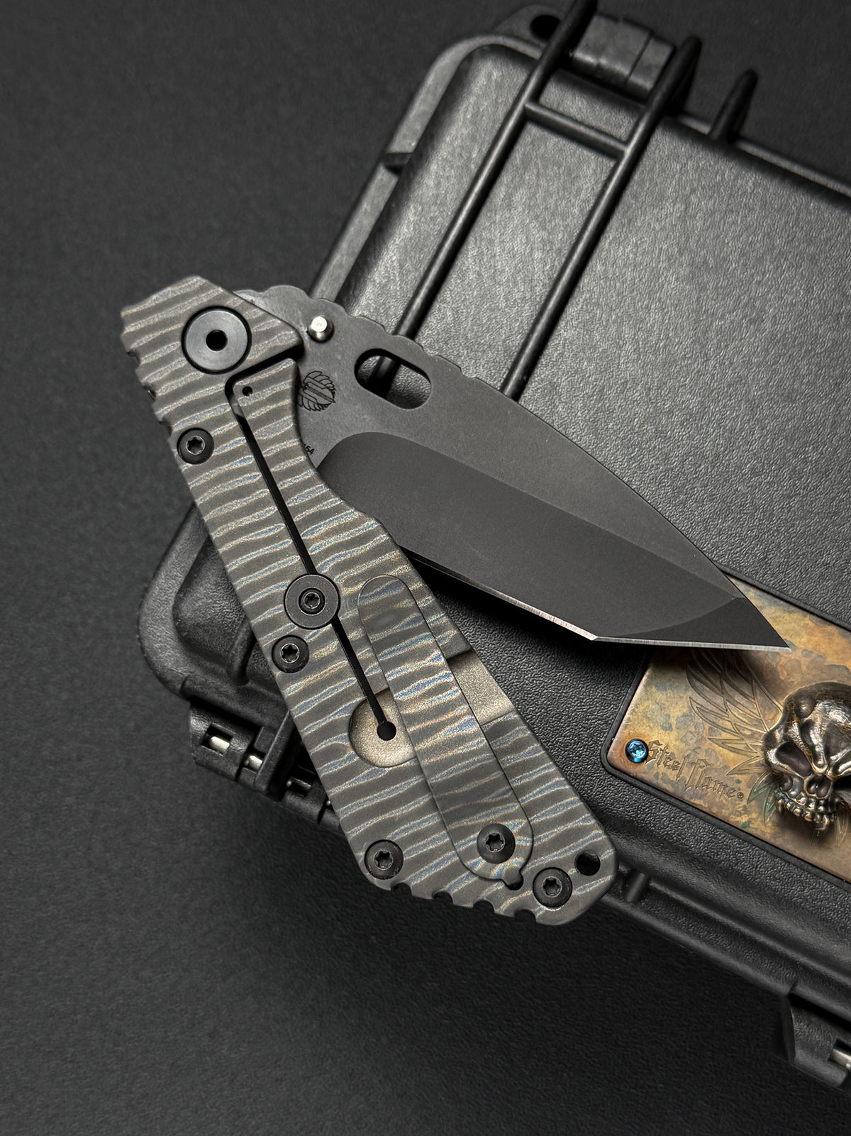 希少 廃番 オールド Mick Strider Knives Tanto – ブルー フラッグ彫刻アルミ / フレイムチタン / CPM154