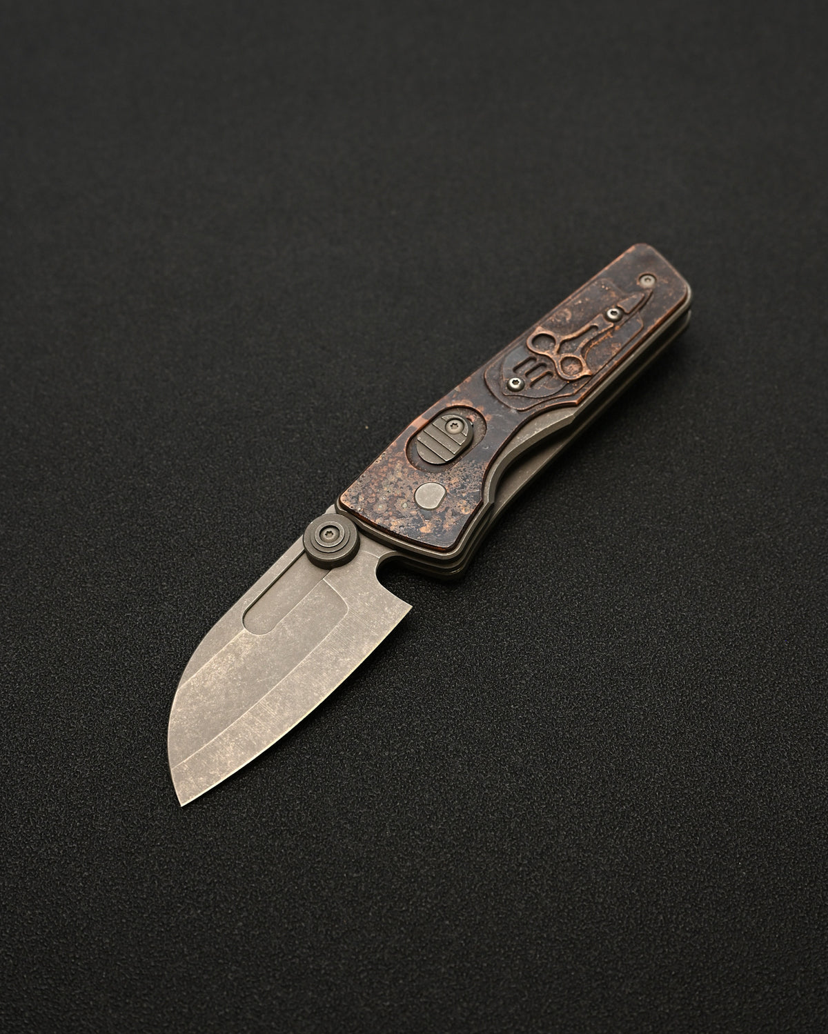 Serge Knives Guppy カスタム – 銅製ハンドル / ペスト医師インレイ / CPM S30V ストーンウォッシュ・アンティーク仕上げ