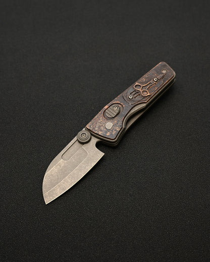 Serge Knives Guppy カスタム – 銅製ハンドル / ペスト医師インレイ / CPM S30V ストーンウォッシュ・アンティーク仕上げ