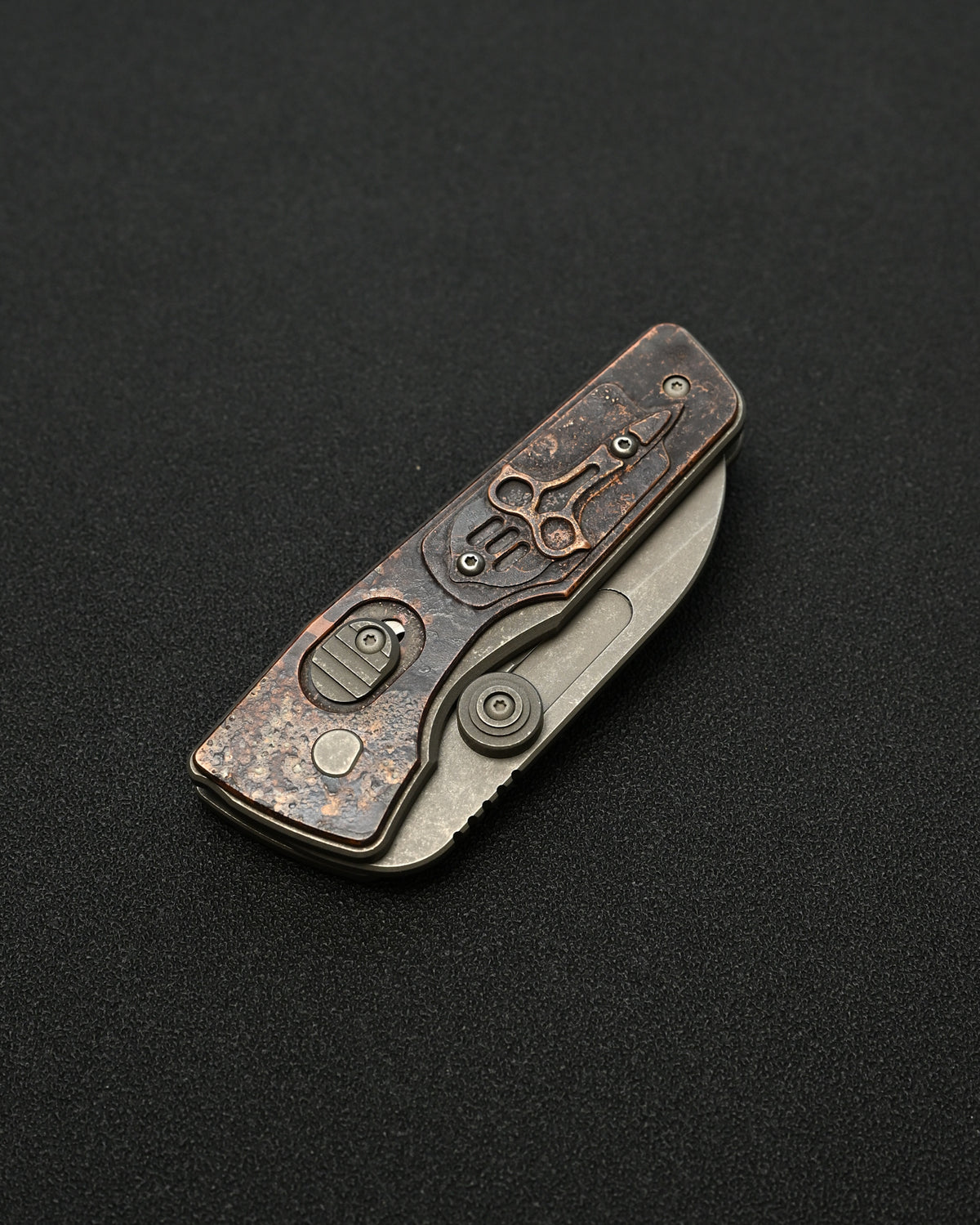 Serge Knives Guppy カスタム – 銅製ハンドル / ペスト医師インレイ / CPM S30V ストーンウォッシュ・アンティーク仕上げ