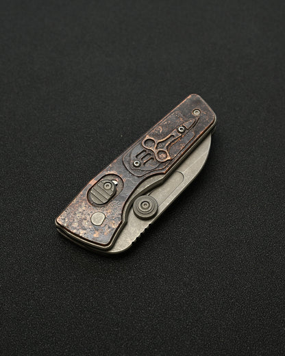 Serge Knives Guppy カスタム – 銅製ハンドル / ペスト医師インレイ / CPM S30V ストーンウォッシュ・アンティーク仕上げ