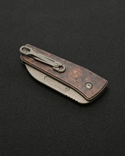 Serge Knives Guppy カスタム – 銅製ハンドル / ペスト医師インレイ / CPM S30V ストーンウォッシュ・アンティーク仕上げ
