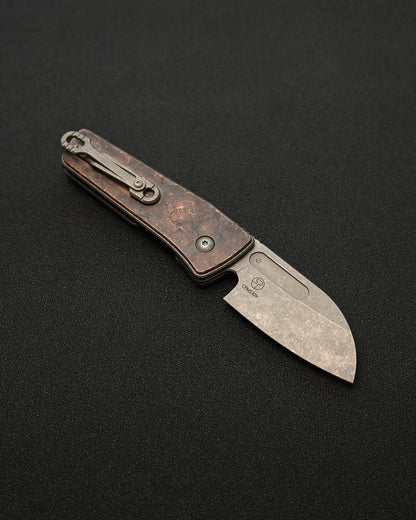 Serge Knives Guppy カスタム – 銅製ハンドル / ペスト医師インレイ / CPM S30V ストーンウォッシュ・アンティーク仕上げ