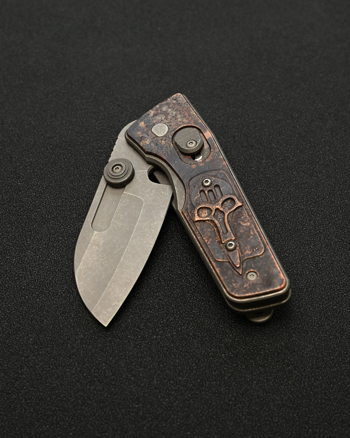 Serge Knives Guppy カスタム – 銅製ハンドル / ペスト医師インレイ / CPM S30V ストーンウォッシュ・アンティーク仕上げ