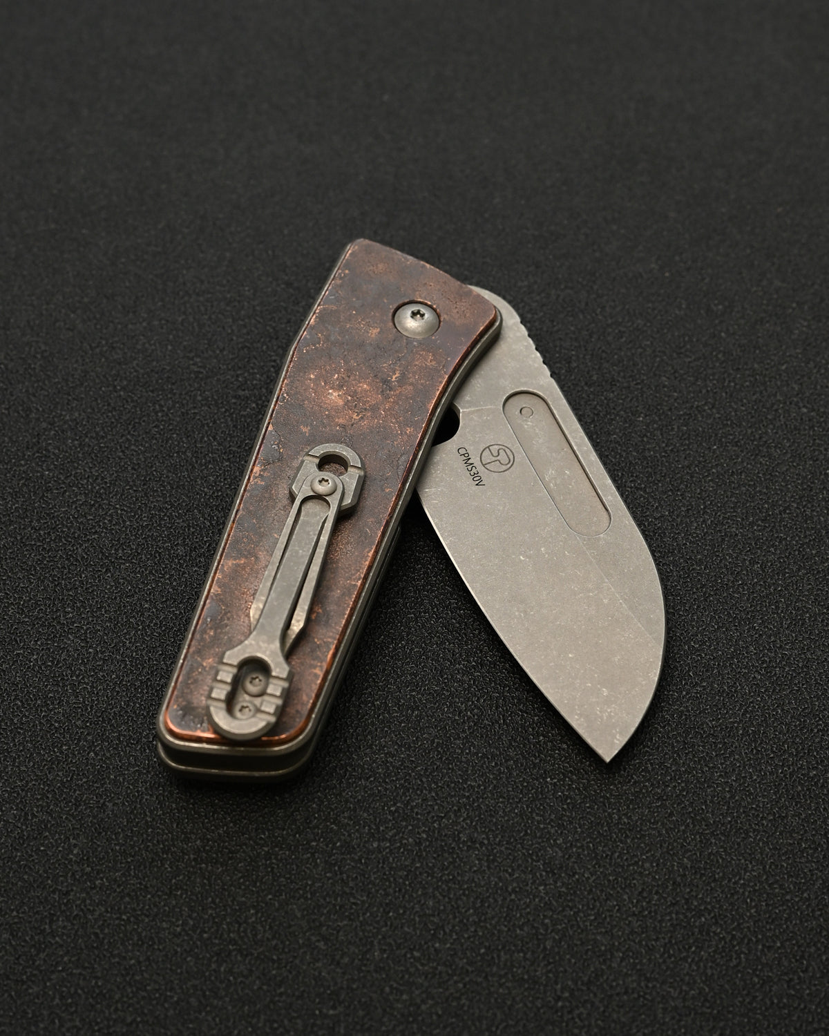 Serge Knives Guppy カスタム – 銅製ハンドル / ペスト医師インレイ / CPM S30V ストーンウォッシュ・アンティーク仕上げ