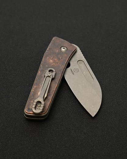Serge Knives Guppy カスタム – 銅製ハンドル / ペスト医師インレイ / CPM S30V ストーンウォッシュ・アンティーク仕上げ