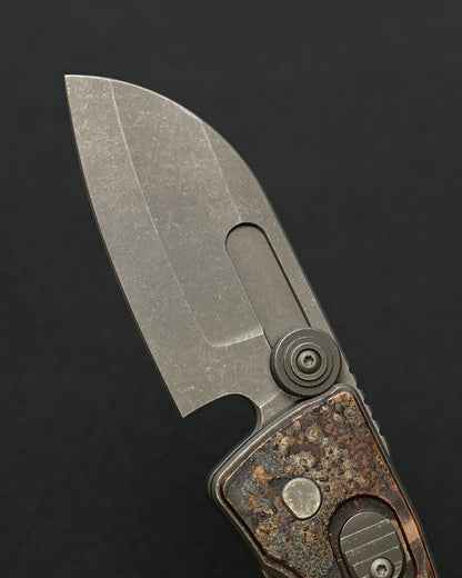 Serge Knives Guppy カスタム – 銅製ハンドル / ペスト医師インレイ / CPM S30V ストーンウォッシュ・アンティーク仕上げ
