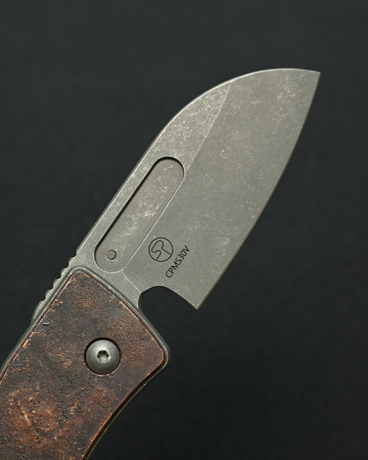 Serge Knives Guppy カスタム – 銅製ハンドル / ペスト医師インレイ / CPM S30V ストーンウォッシュ・アンティーク仕上げ