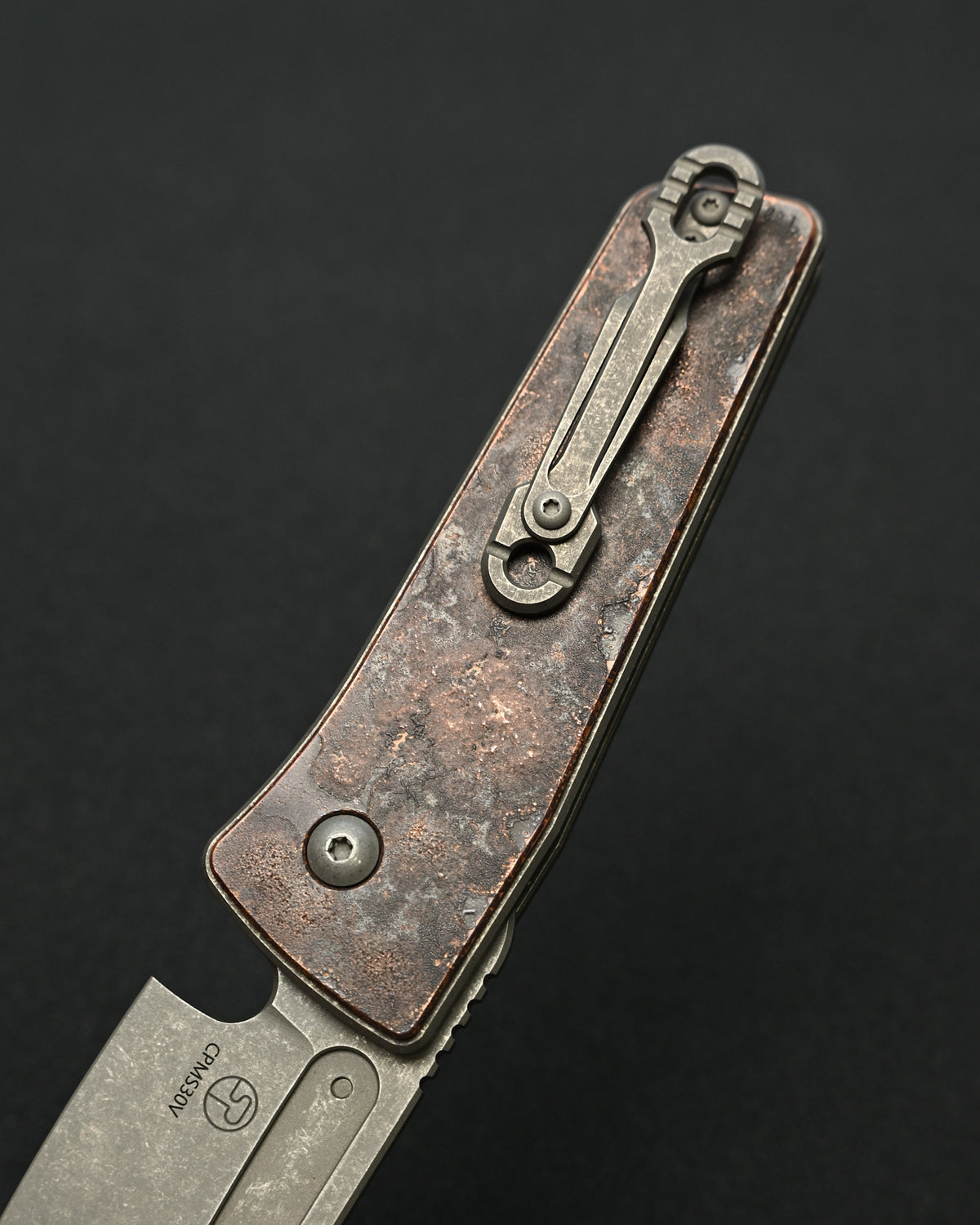 Serge Knives Guppy カスタム – 銅製ハンドル / ペスト医師インレイ / CPM S30V ストーンウォッシュ・アンティーク仕上げ