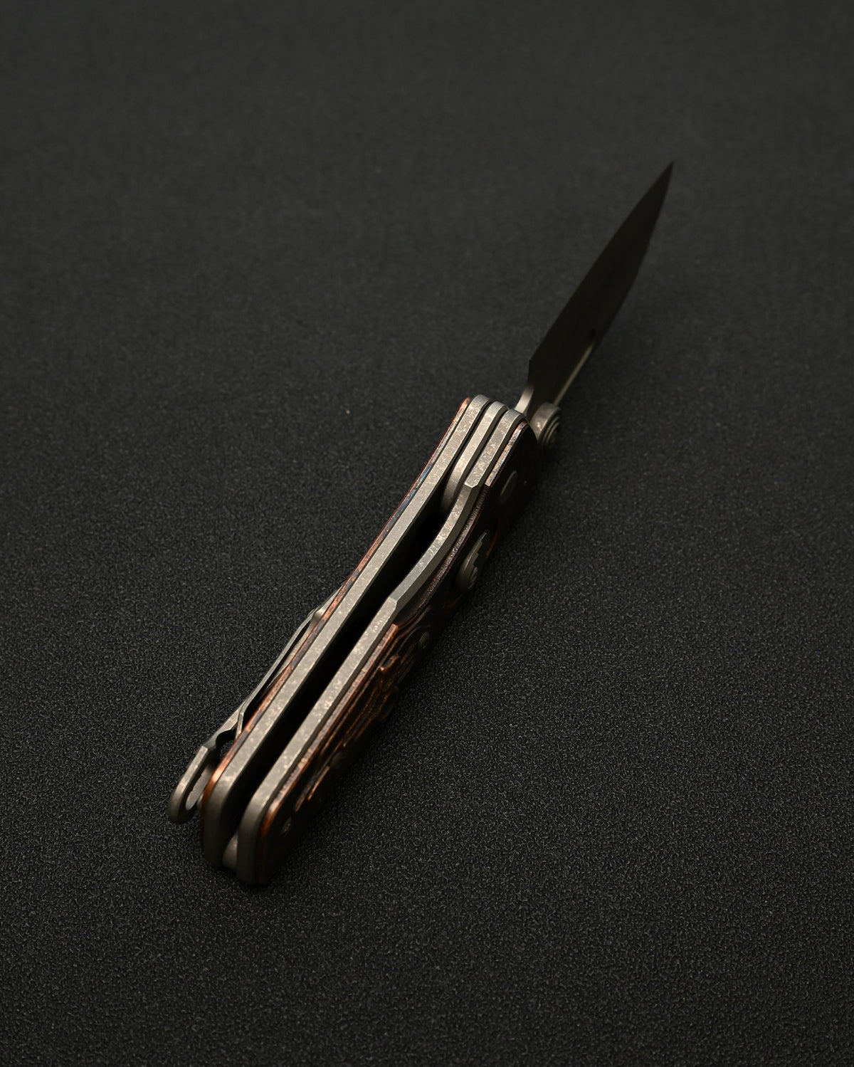 Serge Knives Guppy カスタム – 銅製ハンドル / ペスト医師インレイ / CPM S30V ストーンウォッシュ・アンティーク仕上げ