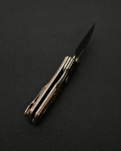 Serge Knives Guppy カスタム – 銅製ハンドル / ペスト医師インレイ / CPM S30V ストーンウォッシュ・アンティーク仕上げ