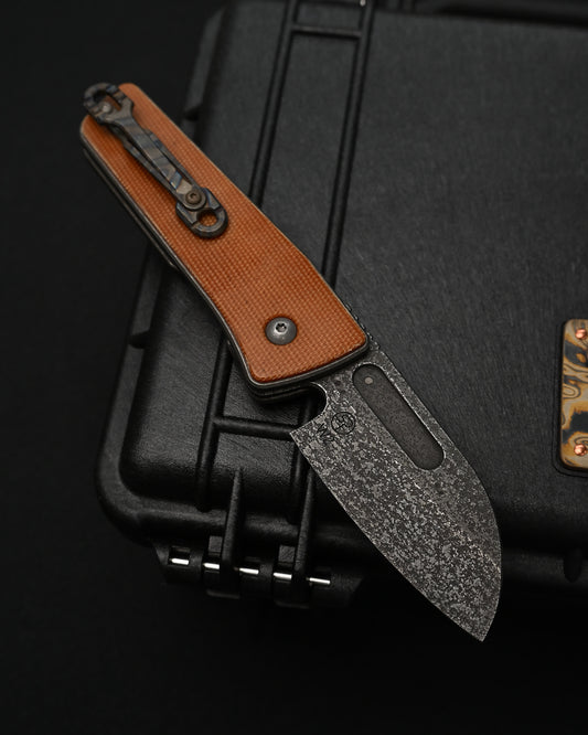 Serge Knives Guppy カスタムフォールディングナイフ W2炭素鋼ウェイストランド仕上げ 全面スカル凹彫り チタンとオールド・ウェスティングハウス・マイカルタのハンドル 焼き色チタンクリップ アメリカ製