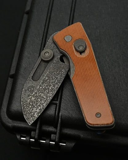 美国Serge Knives Guppy稀少满版骷髅艺术定制折叠刀，W2碳钢废土风格刀身，满版凹刻骷髅图案，钛合金与老西屋米卡塔手柄，烧色钛合金背夹，美国制造