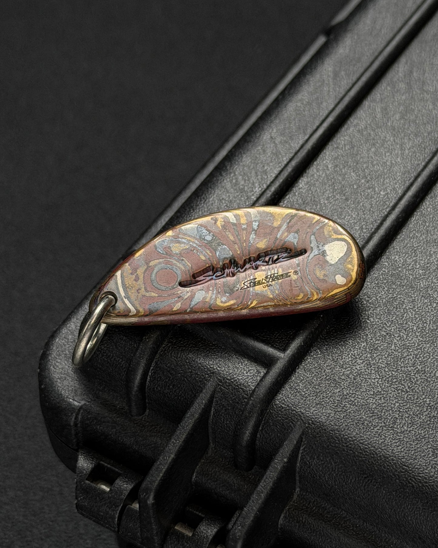 超希少 One-Off STEEL FLAME × Schwartz コラボ 木目金ダマスカス 錦鯉 EDCペンダント｜ブロンズ錦鯉｜アメリカ製