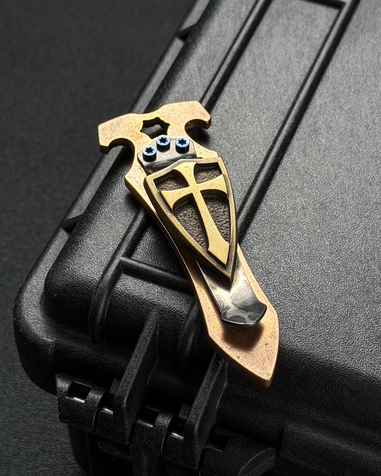 廃番・旧モデル STEEL FLAME クルセイダーシールド ブロンズ EDCマネークリップ ボトルオープナー｜アメリカ製