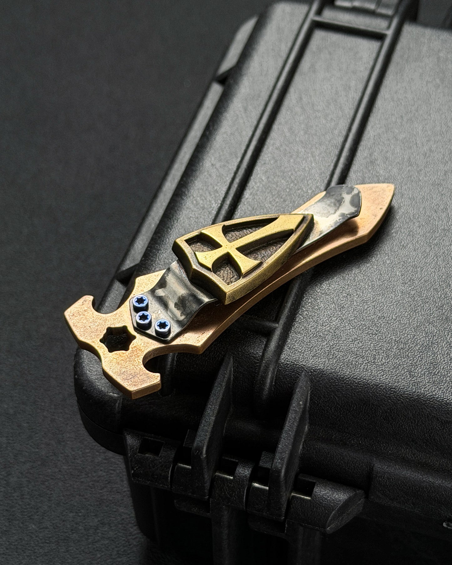 廃番・旧モデル STEEL FLAME クルセイダーシールド ブロンズ EDCマネークリップ ボトルオープナー｜アメリカ製