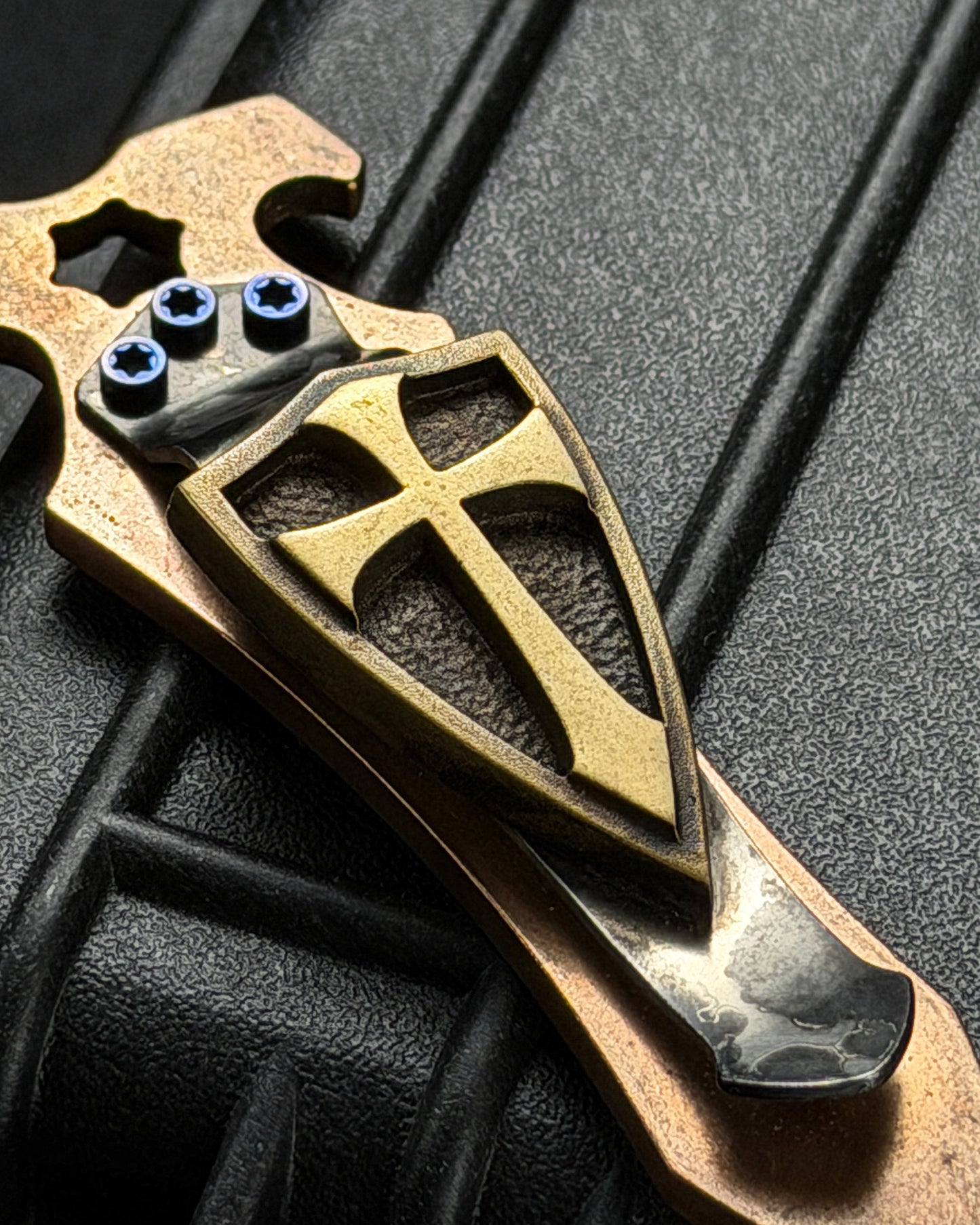 廃番・旧モデル STEEL FLAME クルセイダーシールド ブロンズ EDCマネークリップ ボトルオープナー｜アメリカ製
