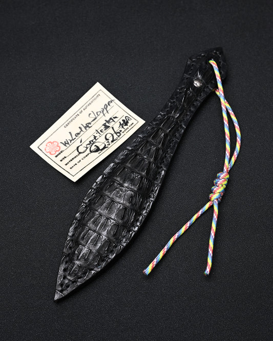 Sunizumi Shoten × Wtopia 295mm black crocodile leather EDC paddle featuring genuine crocodile leather, internal steel plate, bronze emblem with silver inlay, and 550 paracord lanyard, made in Japan