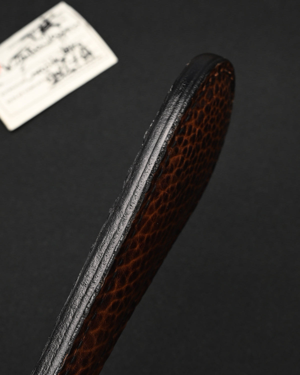 希少 Sunizumi Shoten × Wtopia コラボ カーキクロコダイルレザー EDCレザーパドル – 250mm / ブロンズ銀象嵌エンブレム / 日本製