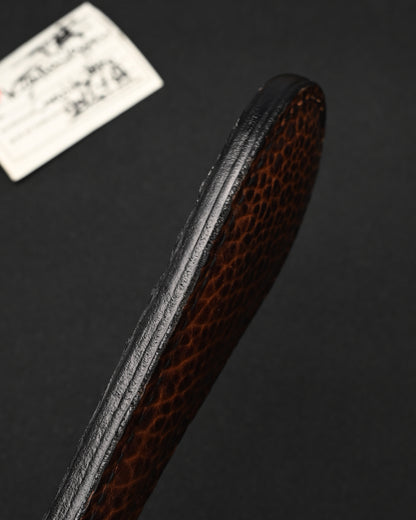 希少 Sunizumi Shoten × Wtopia コラボ カーキクロコダイルレザー EDCレザーパドル – 250mm / ブロンズ銀象嵌エンブレム / 日本製