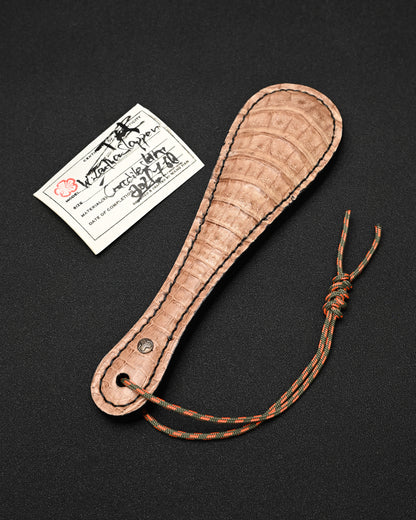 希少 Sunizumi Shoten × Wtopia コラボ カーキクロコダイルレザー EDCレザーパドル – 250mm / ブロンズ銀象嵌エンブレム / 日本製