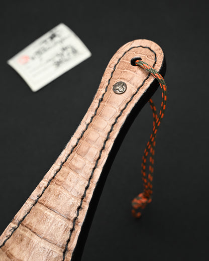 希少 Sunizumi Shoten × Wtopia コラボ カーキクロコダイルレザー EDCレザーパドル – 250mm / ブロンズ銀象嵌エンブレム / 日本製