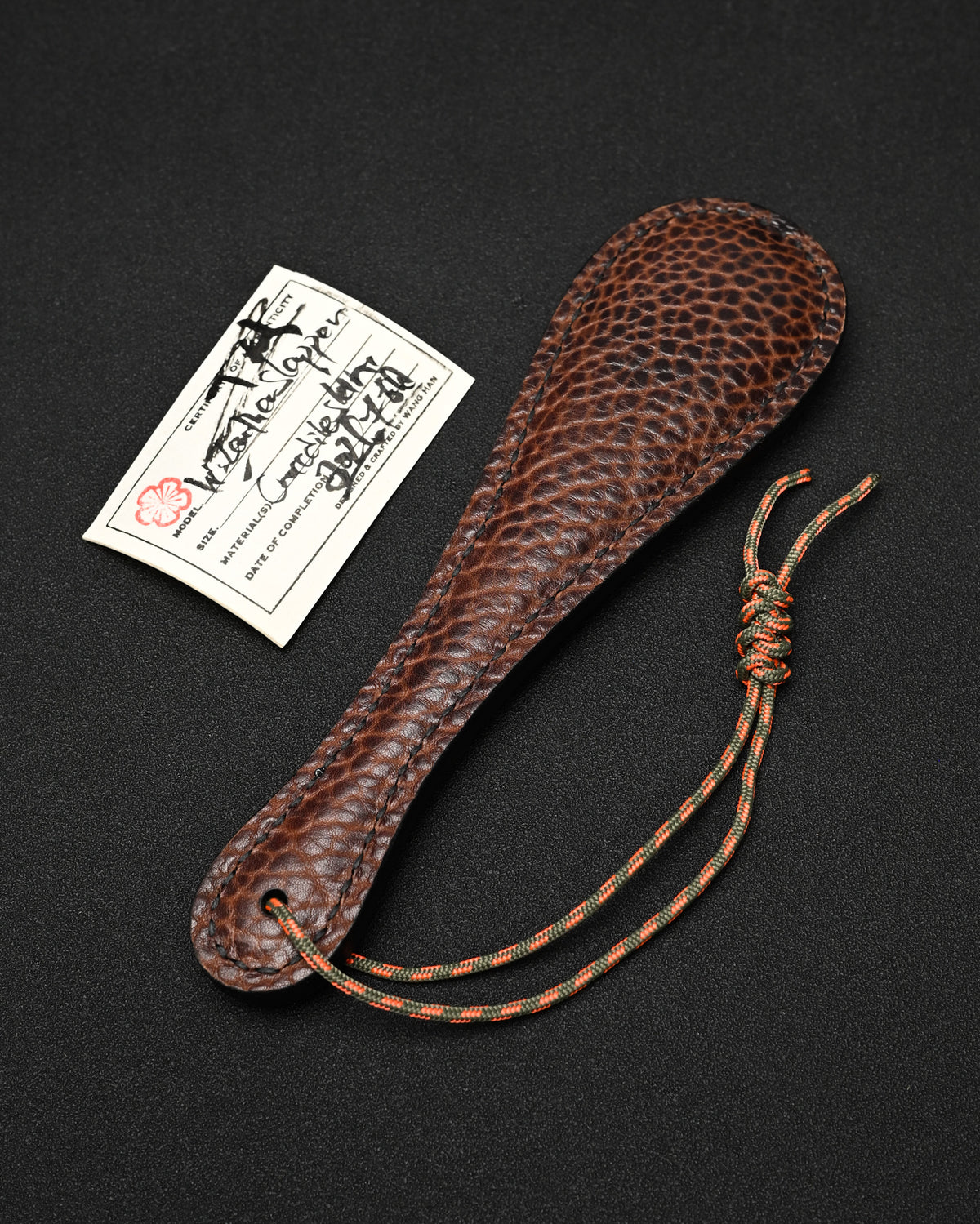 希少 Sunizumi Shoten × Wtopia コラボ カーキクロコダイルレザー EDCレザーパドル – 250mm / ブロンズ銀象嵌エンブレム / 日本製