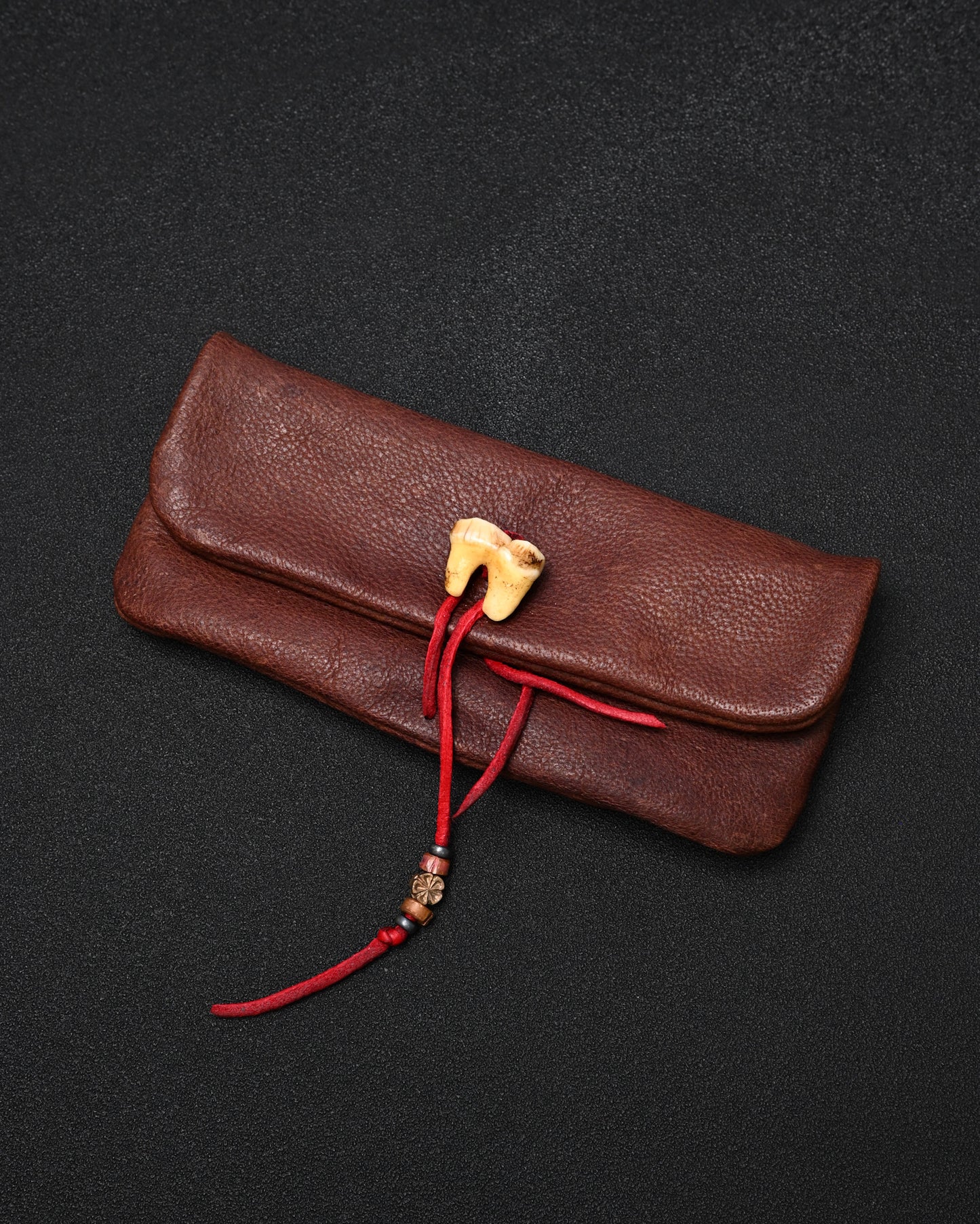 Wtopia ハンドメイド 希少レザー ヴィンテージ EDC ポーチ｜動物牙バックル × ブロンズ杏花