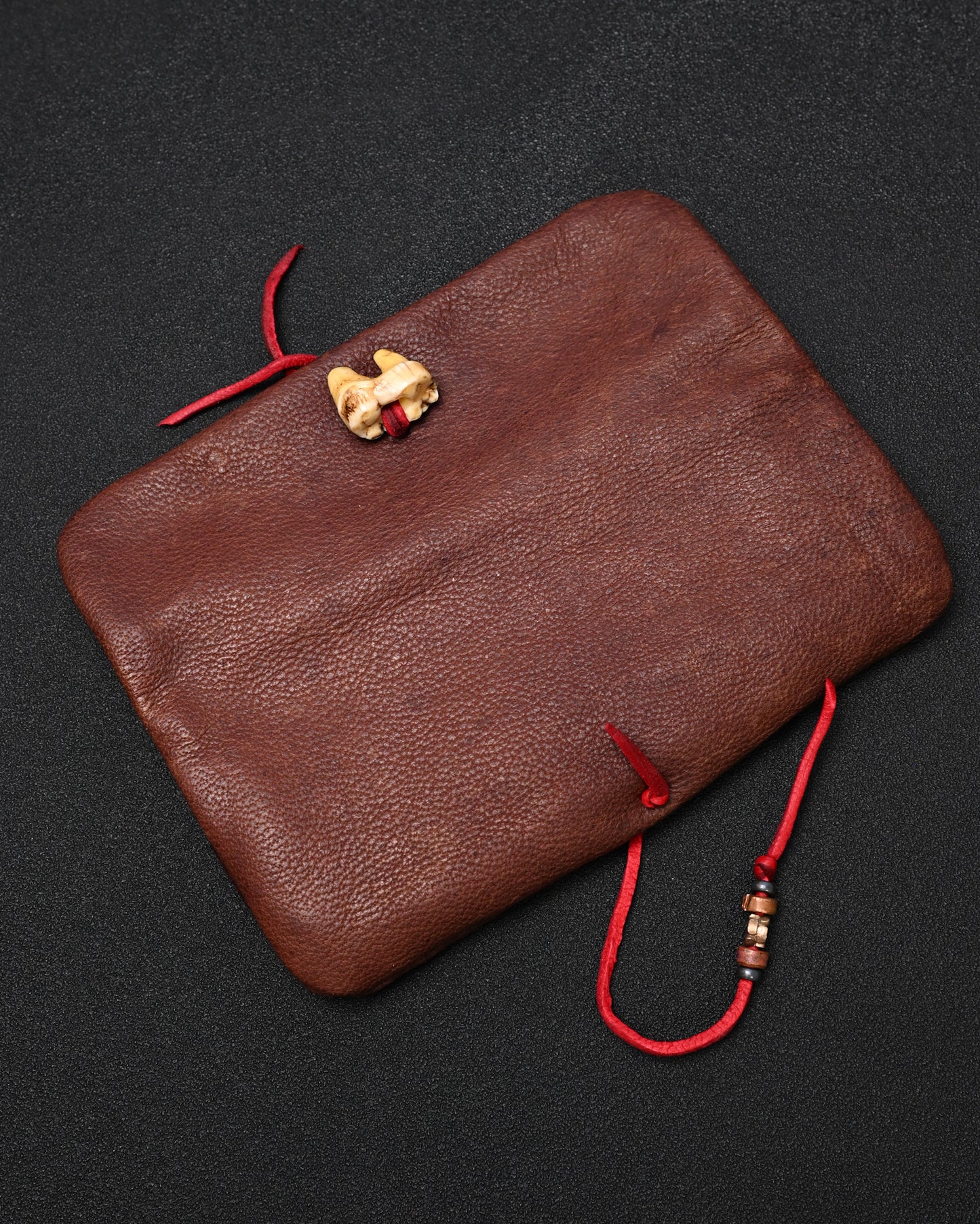 Wtopia ハンドメイド 希少レザー ヴィンテージ EDC ポーチ｜動物牙バックル × ブロンズ杏花