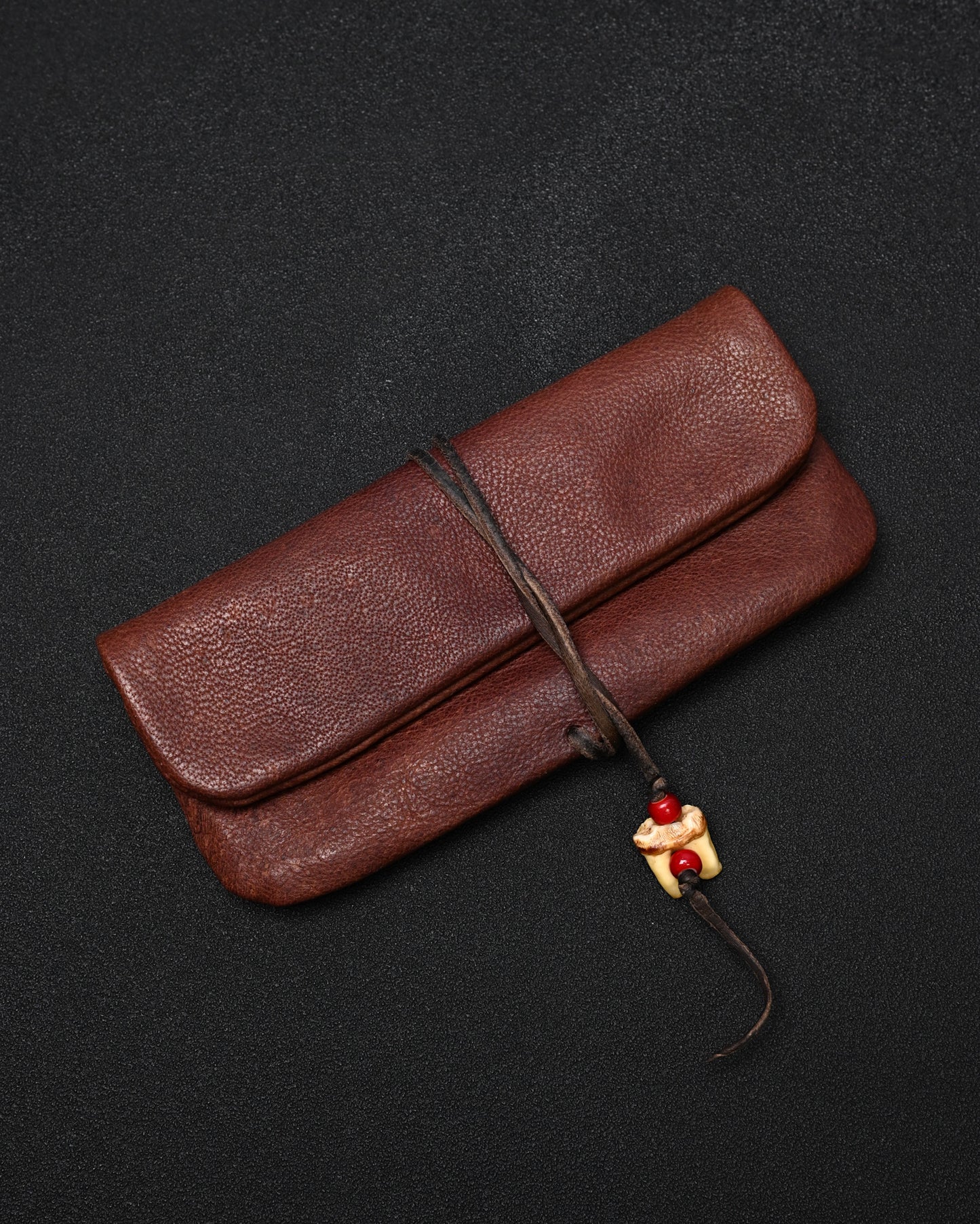 Wtopia 希少レザー ハンドメイド ヴィンテージ EDC ポーチ｜天然牙トグル × 鹿革コード