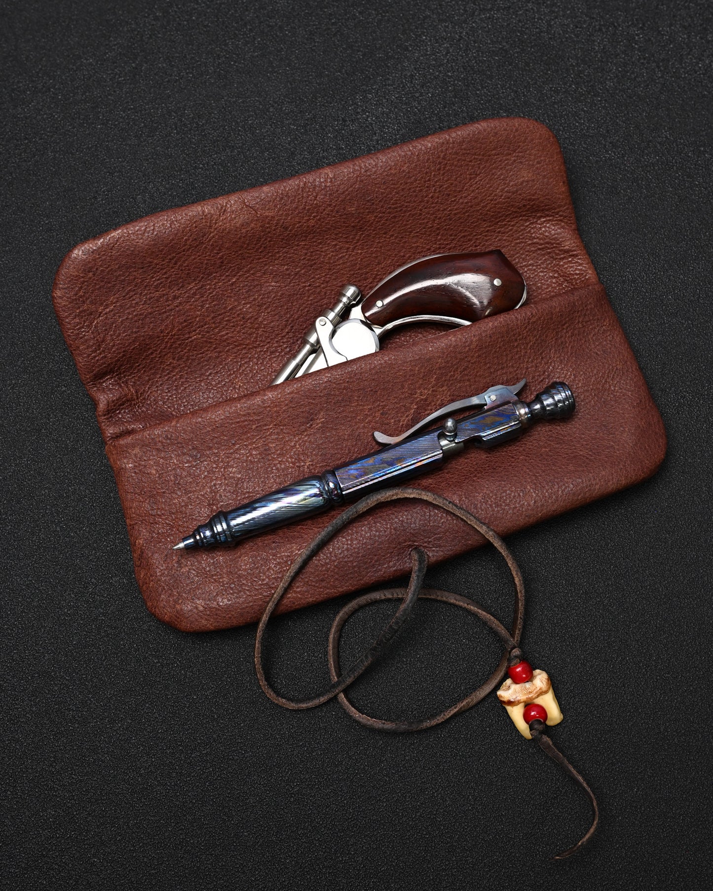 Wtopia 希少レザー ハンドメイド ヴィンテージ EDC ポーチ｜天然牙トグル × 鹿革コード