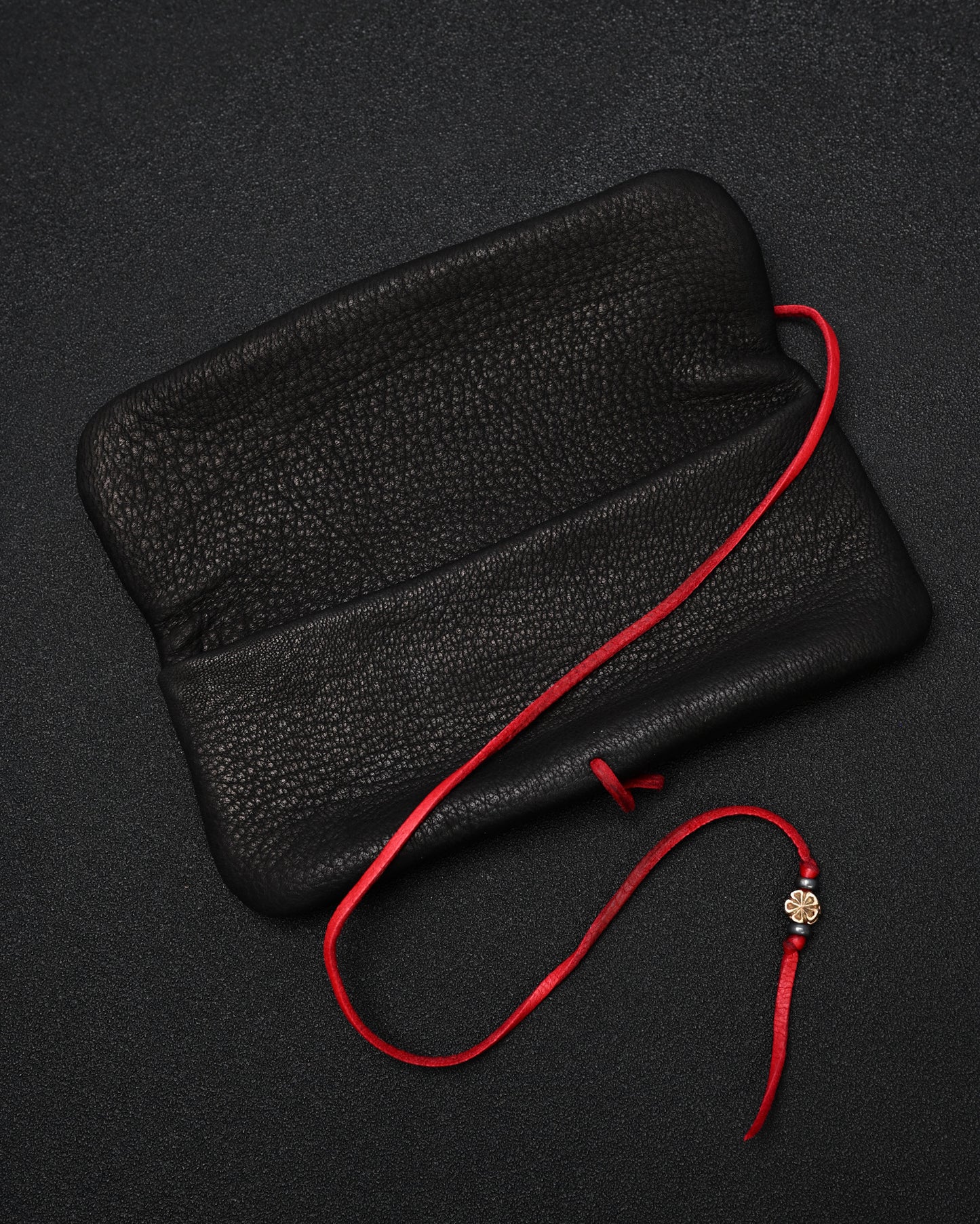 Wtopia 柔らか鹿革 ハンドメイド ヴィンテージ EDC ポーチ｜ブロンズ杏花 × 赤い鹿革コード