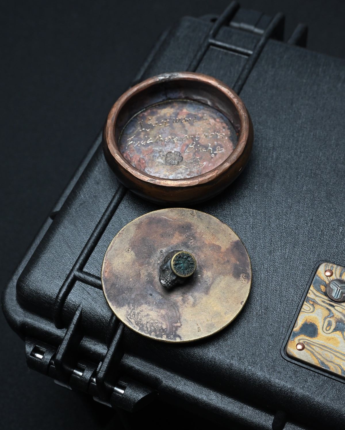 希少 ONE-OFF Wtopia 東京JKGショー限定 ハンドメイド ブロンズ灰皿 / EDC小物入れ – 925シルバースカル / ブロンズ杏花 / 作者直筆サイン入り