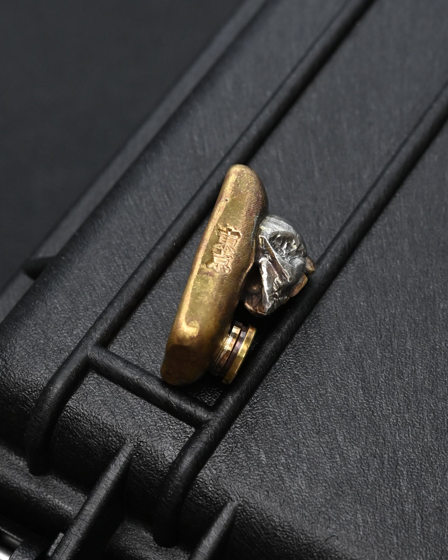 Rare ONE-OFF Wtopia × Sunizumi Shoten Mixed-Metal EDC Challenge Coin / Worry Stone – Silver Skull