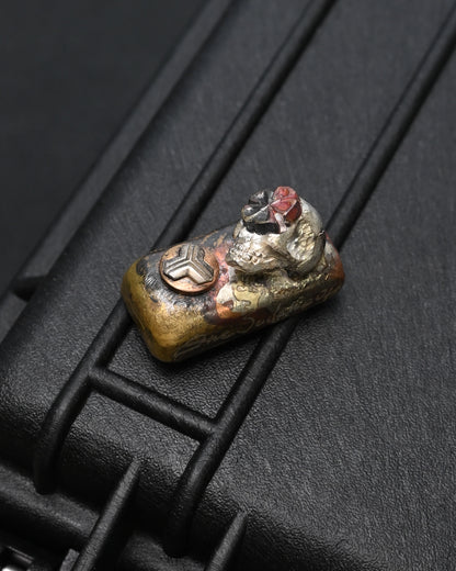 Rare ONE-OFF Wtopia × Sunizumi Shoten Mixed-Metal EDC Challenge Coin / Worry Stone – Silver Skull