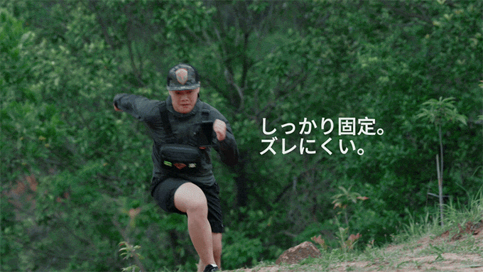 スマートフォンを磁力で素早く装着する様子