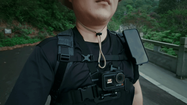 PackMag S1からスマートフォンをひねって外す様子
