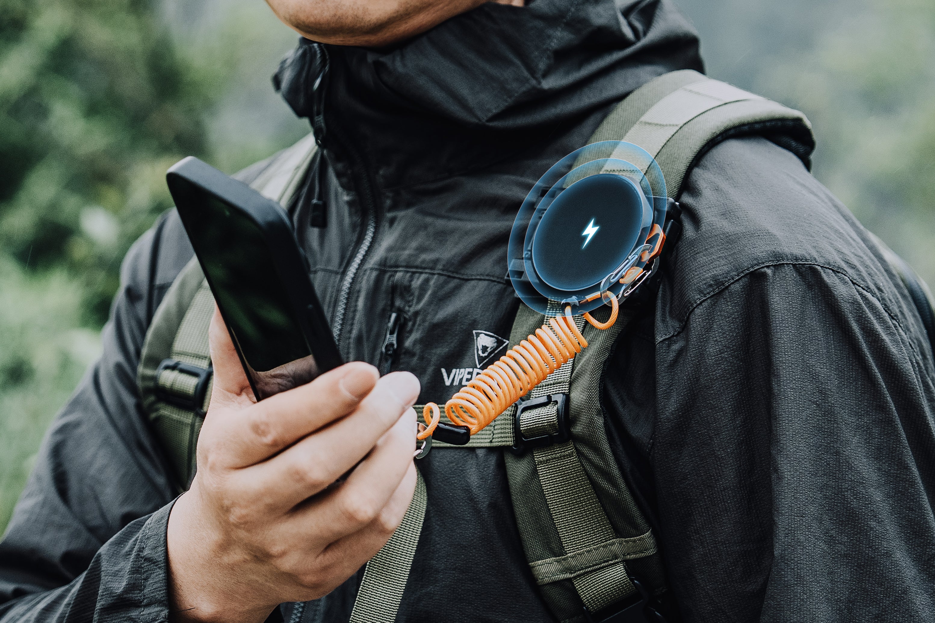 PackMag S1をバックパックに装着するユーザー
