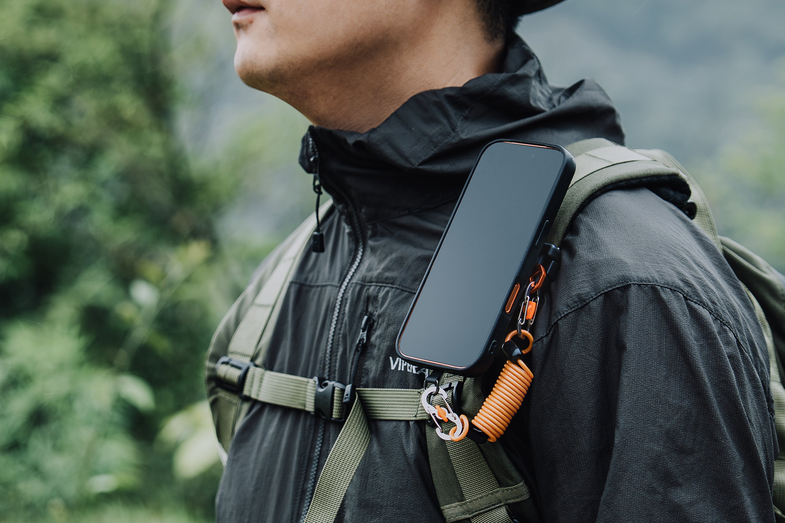 PackMag S1でスマートフォンをショルダーストラップへ固定