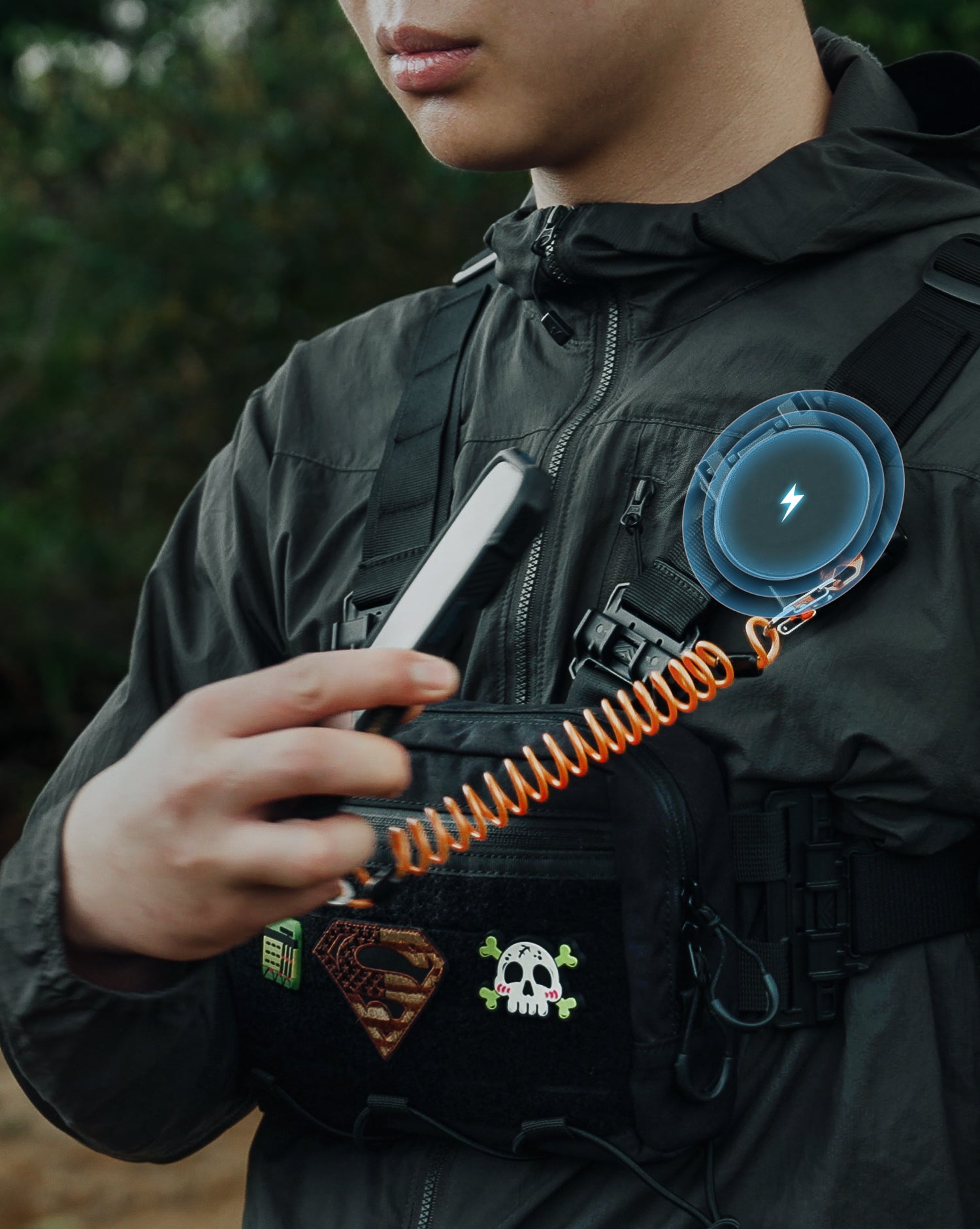 PackMag S1の磁気マウントにスマートフォンを近づける様子